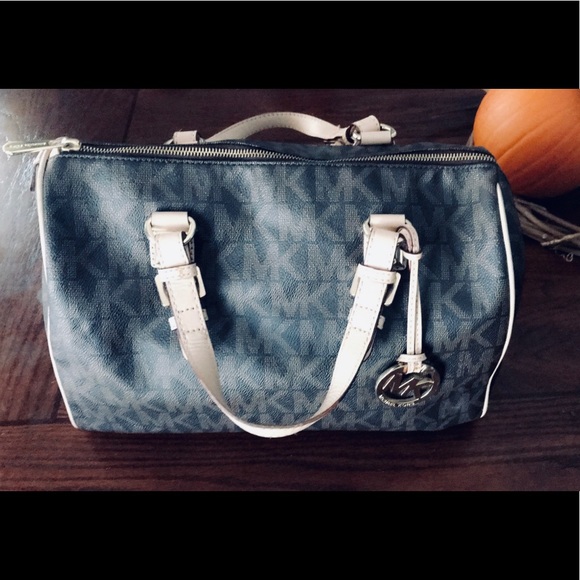 Michael Kors Handbags - 🍁 Large Michael Kors purse 👜